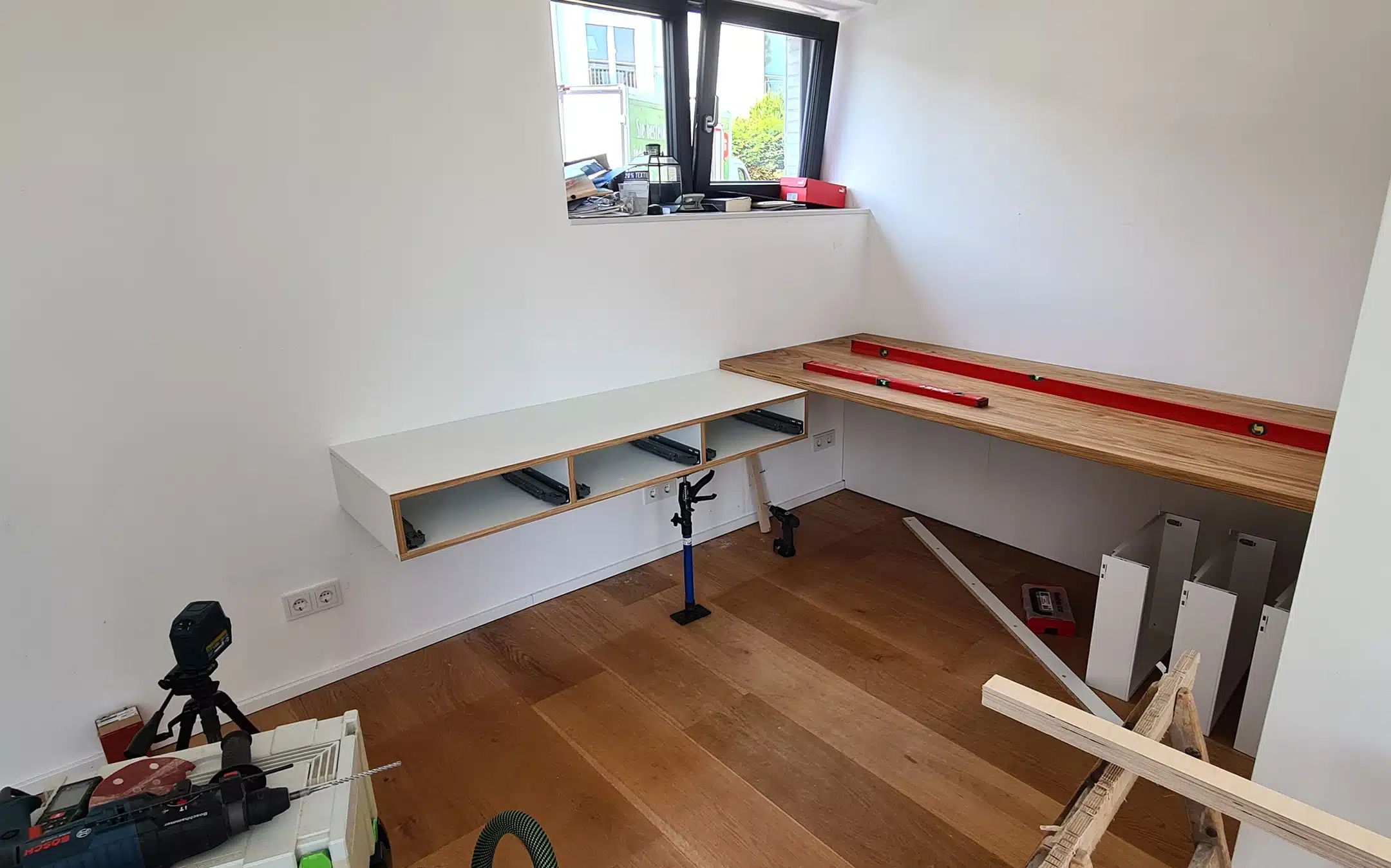 SuF_Innenausbau_Home-Office-Möbel_Montage_01